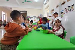 Sau phản ánh của Báo GD&TĐ, cô trò lấy ghế làm bàn đã được học trường mới