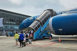 Thấy gì khi tăng trần giá vé máy bay nội địa?