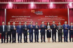 Chủ tịch Quốc hội thăm và làm việc tại liên doanh của Viettel tại Lào