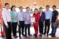 Phó Bí thư Thường trực Tỉnh ủy Phan Văn Thắng thăm doanh nghiệp sản xuất trà Olong sen ở huyện Cao Lãnh
