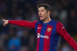 Lewandowski trở thành vấn đề của Barcelona