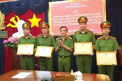 Khen thưởng tập thể, cá nhân có thành tích khám phá nhanh vụ án giết người tại Cà Mau