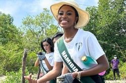 Thí sinh Miss Earth 2023 lúng túng khi lần đầu dùng đũa, lội bùn trồng cây
