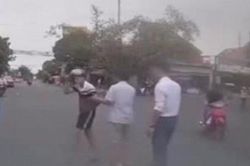 Clip: Đi bộ nghênh ngang như tự sát, nam thanh niên bị ô tô tông văng và cái kết ngỡ ngàng