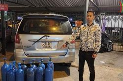 Bắt giữ đối tượng chuyên tàng trữ 'khí cười' trên xe ô tô