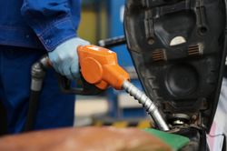 Giá xăng dầu hôm nay 8/12: Giá dầu thế giới hướng tới tuần giảm thứ 7