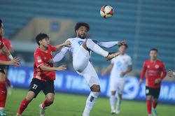 Quang Hải lập công nhưng Rafaelson giữ điểm ở lại Thiên Trường với bàn thắng phút bù giờ