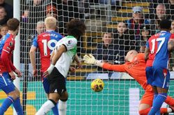 Liverpool chiếm ngôi đầu bảng Ngoại hạng Anh sau màn ngược dòng kịch tính, Arsenal gặp áp lực lớn