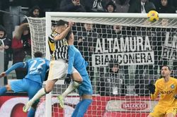 Juventus thắng sát nút trước Napoli để giành ngôi đầu bảng Serie A, gây sức ép lớn lên Inter Milan
