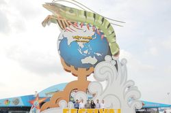 Chùm ảnh: Thủ tướng Chính phủ Phạm Minh Chính tham quan các gian hàng trưng bày tại Festival Tôm Cà Mau 2023