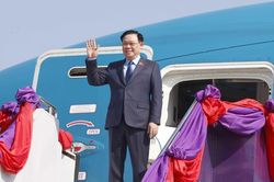 Chủ tịch Quốc hội Vương Đình Huệ thăm tỉnh Udon Thani của Thái Lan