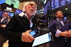 S&P 500 nhuộm xanh 6 tuần liền; Giá dầu khởi sắc trở lại