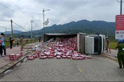 Hàng trăm thùng bia chắn ngang đường sau cú lật xe tải