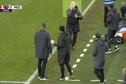 Man City ngược dòng trước tân binh Ngoại hạng Anh, Pep Guardiola ăn mừng khó hiểu