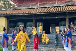 'Ồn ào' đón rước đoàn tham quan, Trung tâm Bảo tồn di tích Huế họp khẩn