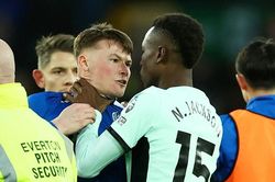 Cầu thủ Chelsea hùng hổ bóp cổ đối phương vì thua trận