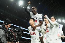 Tottenham thăng hoa nhờ Son Heung Min và Richarlison, thắng Newcastle với tỉ số đậm và 'phả hơi nóng' lên Man City