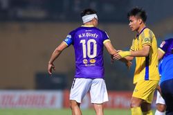 Văn Quyết được khen vì hành động đẹp, thể hiện khí phách của đàn anh