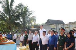 Trưởng Ban Tuyên giáo Trung ương dâng hương tưởng niệm anh hùng liệt sĩ tại tỉnh Tây Ninh