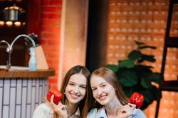 Danh tính hai gái xinh Đông Âu 'gây sốt' trên sóng truyền hình Việt