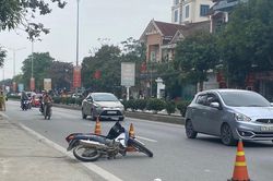 1 CSGT bị thanh niên đi xe máy tông phải vào viện
