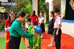 Trao 100 mũ bảo hiểm cho học sinh tại địa bàn quận Hải Châu
