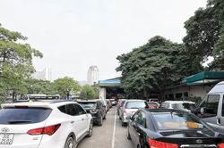 Hàng dài phương tiện chờ đăng kiểm dịp cuối năm