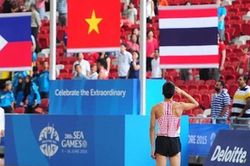 VĐV Việt Nam thực hiện màn chào cờ dù đang thi đấu khi nghe thấy Quốc ca vang lên, khiến khán giả rơi lệ