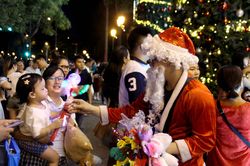 Không khí Noel đến sớm với người dân Thành phố Hồ Chí Minh