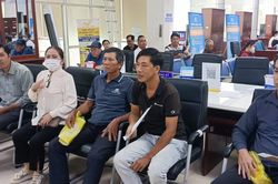 Nghe tin đồn, đổ xô đi đổi giấy phép lái xe