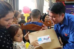 Thanh niên sống đẹp thăm, tặng quà bệnh nhi hoàn cảnh khó khăn