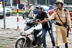 Uống rượu bia dắt xe máy qua chốt kiểm tra nồng độ cồn có bị xử phạt?