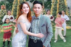 Khánh Thi - Phan Hiển bồng bế con gái mới sinh nhảy múa, gia đình lại 'gây sốt' vì quá đáng yêu