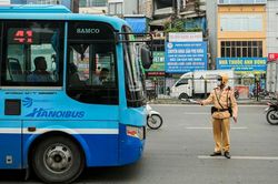 Bị CSGT dừng xe xử phạt, nhiều tài xế xe bus bất ngờ khi không biết mình vi phạm