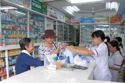 Cơ sở kinh doanh dược: Không bán buôn, bán lẻ thuốc cao hơn mức giá kê khai, kê khai lại