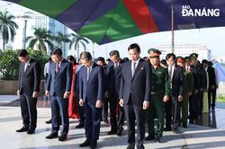 Đoàn đại biểu Quốc hội và HĐND thành phố Đà Nẵng dâng hương tại Đài tưởng niệm thành phố
