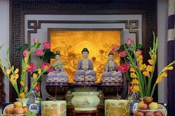 Thờ Phật và gia tiên nơi tầng trệt được không?