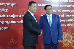 Thủ tướng Việt Nam và Campuchia gặp gỡ sinh viên ĐH Ngoại thương