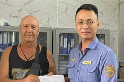 Du khách Pháp vui mừng nhận lại chiếc túi có nhiều tài sản đã bỏ quên trên tàu khách