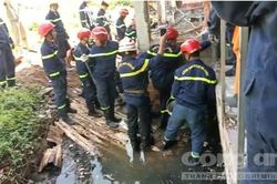 Sập sàn nhà trong lúc nâng cấp, một người thợ bị vùi lấp