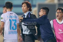 Dù thoát án phạt của VFF, HLV Gong Oh Kyun và hậu vệ Văn Kiên vẫn sẽ bị VPF nhắc nhở