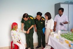 Binh chủng Công binh tổ chức khám bệnh, cấp thuốc miễn phí cho người dân