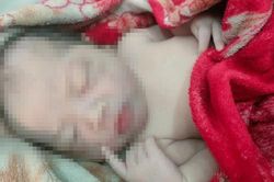 Tìm người thân bé sơ sinh bị bỏ bên đường ở TPHCM