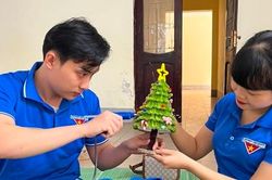 Bạn trẻ Nghệ An làm cây thông Noel tặng các em nhỏ hoàn cảnh khó khăn