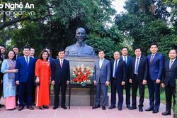 Bí thư Tỉnh ủy Thái Thanh Quý và đoàn đại biểu cấp cao tỉnh Nghệ An dâng hoa tại tượng Chủ tịch Hồ Chí Minh ở Thủ đô New Delhi, Ấn Độ