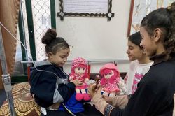 Trẻ mồ côi trong cuộc chiến ở Gaza không có người thân chăm sóc