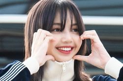 Paparazzi chụp vội Lisa tại sân bay về Thái Lan: Nhan sắc xinh đẹp bất chấp hoàn cảnh!