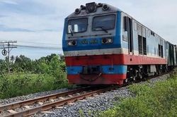 Giá vé máy bay Tết tăng cao, nhiều người chọn đi tàu hỏa