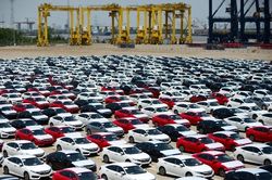 Việt Nam giảm nhập khẩu ôtô, giá xe nhập Indonesia còn 340 triệu đồng