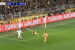 Hậu vệ Dortmund từ chối bàn thắng của Mbappe theo cách không thể tin nổi